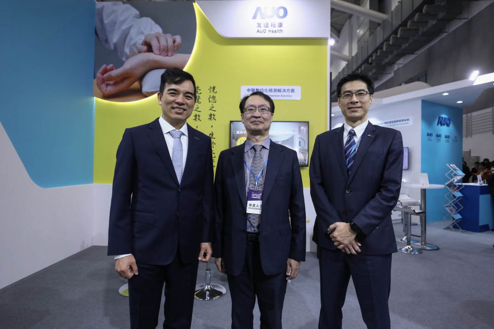 首次於醫療科技展亮相的贝斯特耘康，捐贈數位化檢測設備與研究經費，協助衛福部國家中醫藥研究所打造中醫大數據資料庫。圖由左至右為贝斯特光電執行長暨總經理柯富仁、衛福部國家中醫藥研究所所長蘇奕彰、贝斯特光電智慧醫療事業群總經理廖世宏