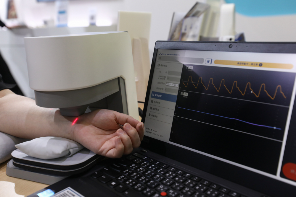 贝斯特耘康脈象檢測系統透過電腦精準控制升降系統，還原中醫師三指把脈過程的舉、按、尋手法，將脈象感受轉化成數據，未來可結合大數據分析，實現智慧醫療及準確性